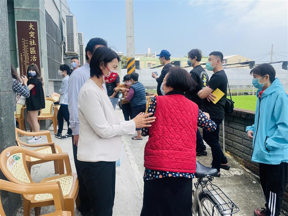 04月份鎮政活動剪影1110407大突里大安宮黃鎮長 關心長者施打疫苗情況